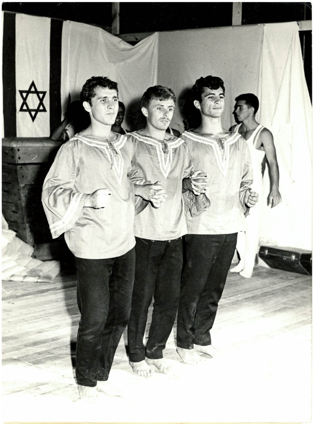שלושה גברים רוקדים